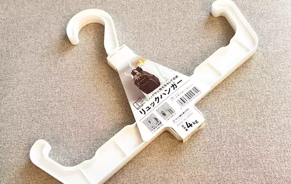 100均の『リュックハンガー』　じゃない使い方に「ストレスが減った」「部屋が広くなった気がする」