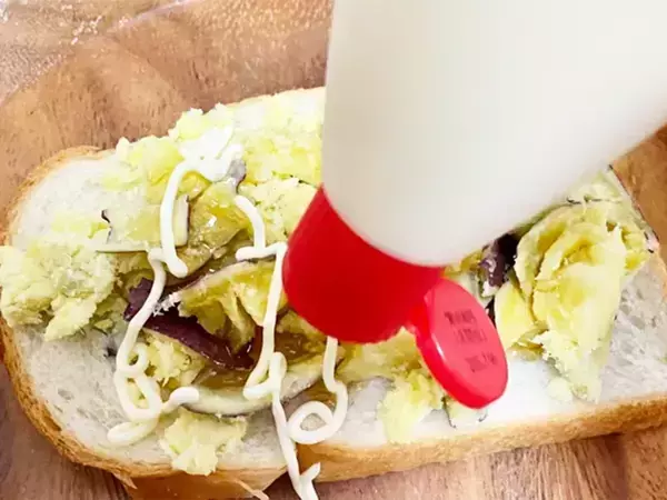 食パンが化けた！　バターを塗らない食べ方に「うまい！」「忙しい朝にピッタリ」