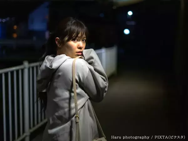 歩く時は前だけ見る？時々振り返る？　元警察官が教える『正解の歩き方』は…【防犯のコツ】