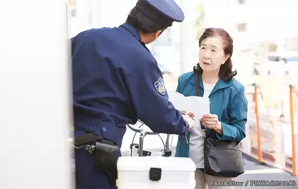 歩く時は前だけ見る？時々振り返る？　元警察官が教える『正解の歩き方』は…【防犯のコツ】