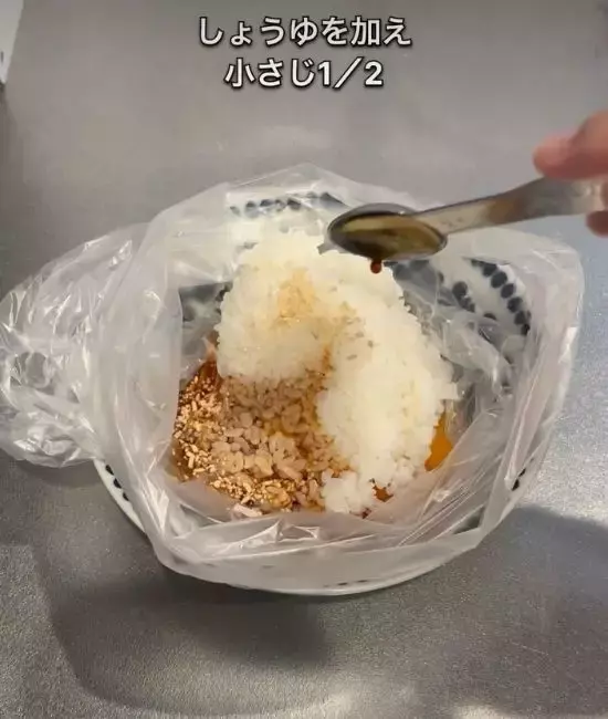 ご飯と卵を袋に入れて3分　完成したモノに「これすごい」「早速試す」