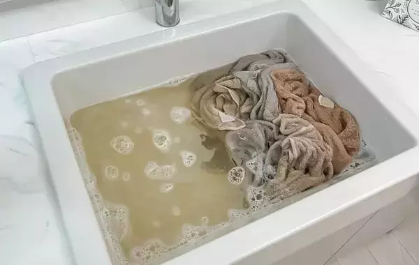 毎日使うタオル、黒ずんできたら…　洗濯のプロ直伝『リセット洗い』とは？