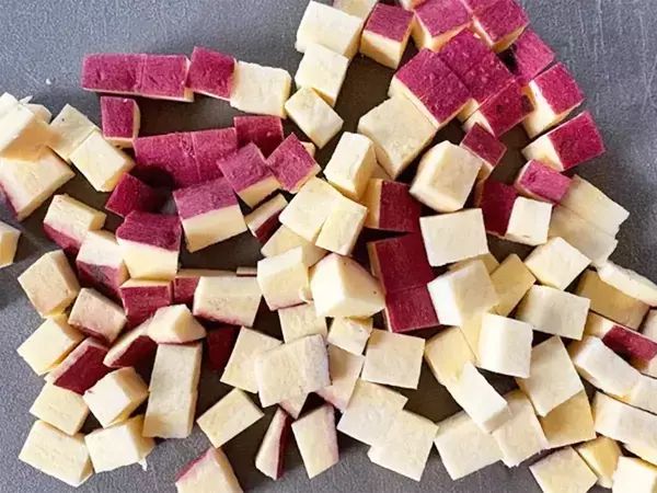 角切りにしたサツマイモを…　炊飯器で完成する一品に「子供もモリモリ食べた！」