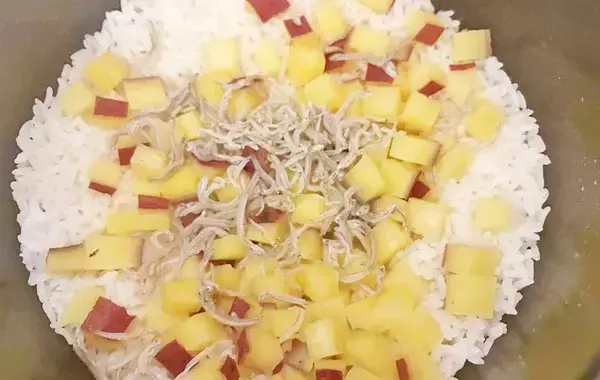 角切りにしたサツマイモを…　炊飯器で完成する一品に「子供もモリモリ食べた！」
