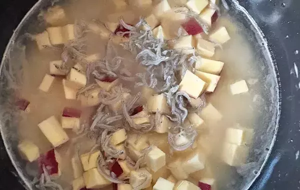 角切りにしたサツマイモを…　炊飯器で完成する一品に「子供もモリモリ食べた！」