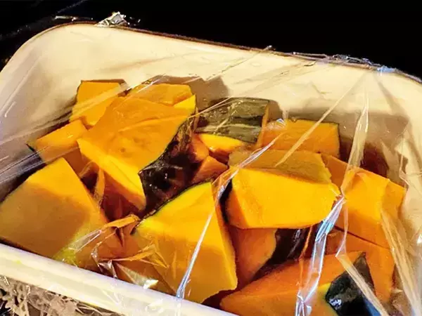 かぼちゃ煮に、大さじ3杯入れたのは？　意外な味つけに「夫婦でハマるかも」【作り置きレシピ】