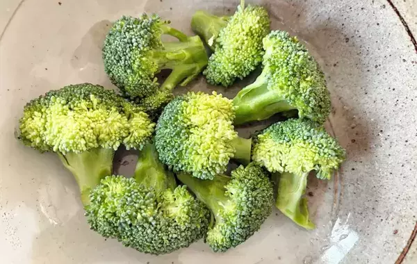 2人分があっという間になくなる！　ブロッコリーと鶏むね肉をレンチンしたら…？