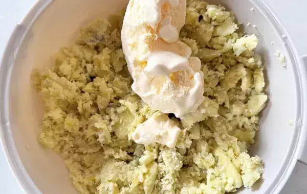 フォークで潰したサツマイモを…？　余った食材を使った意外なレシピ