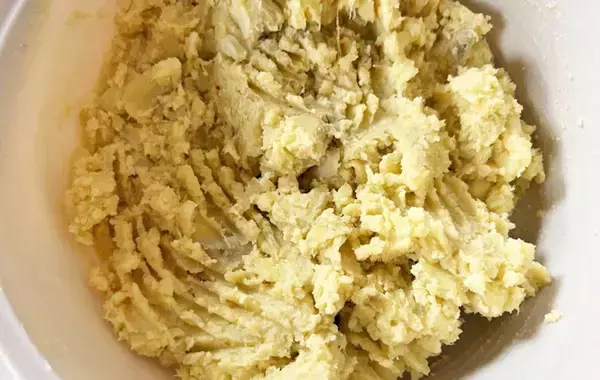 フォークで潰したサツマイモを…？　余った食材を使った意外なレシピ