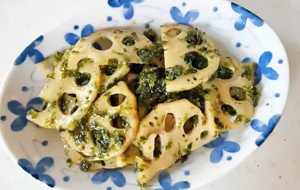 うすく切ったレンコンと和えたのは…？　できた一品に「夫と子供がハマった！」