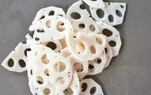 うすく切ったレンコンと和えたのは…？　できた一品に「夫と子供がハマった！」