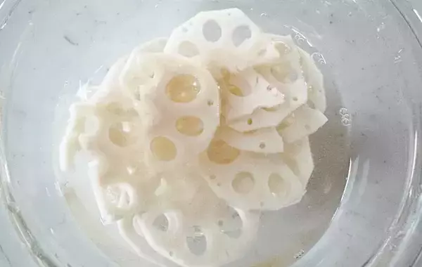 うすく切ったレンコンと和えたのは…？　できた一品に「夫と子供がハマった！」