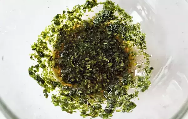 うすく切ったレンコンと和えたのは…？　できた一品に「夫と子供がハマった！」