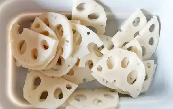 うすく切ったレンコンと和えたのは…？　できた一品に「夫と子供がハマった！」