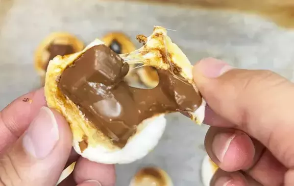 半分にカットしたマシュマロを？　オーブンで焼いてできる一品に「これはクセになる！」