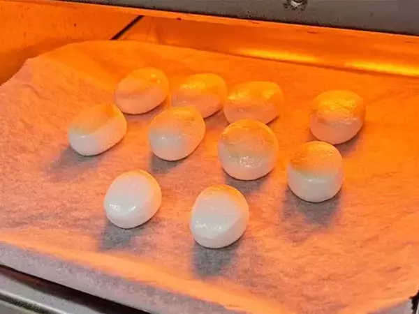 半分にカットしたマシュマロを？　オーブンで焼いてできる一品に「これはクセになる！」