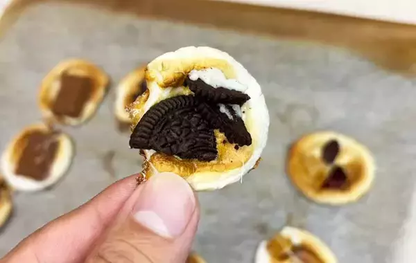 半分にカットしたマシュマロを？　オーブンで焼いてできる一品に「これはクセになる！」