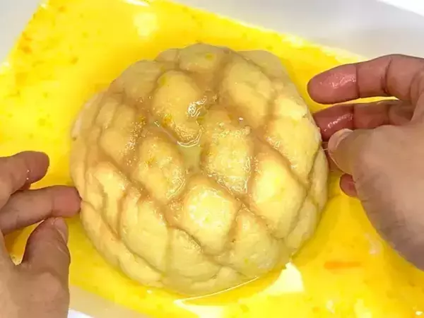 メロンパンを卵液に浸して…　できた一品に「ずっと食べていたい」「新感覚すぎる」