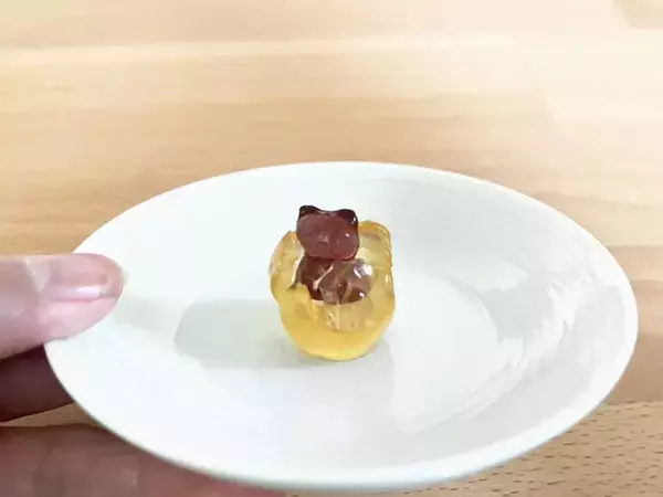 ダイソーで買ったグミ、中に『何かの影』が…？　出てきたものに「かわいすぎて食べられない！」