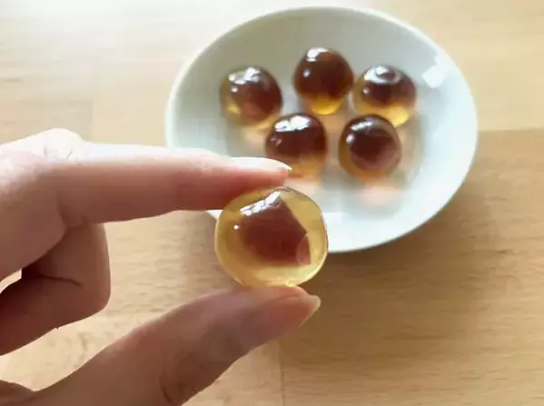 ダイソーで買ったグミ、中に『何かの影』が…？　出てきたものに「かわいすぎて食べられない！」