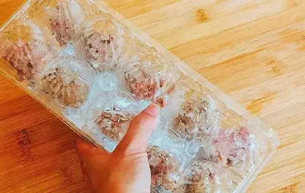 捨てないで！　卵パックを再利用したら…　料理の仕込みが一瞬で完成する！