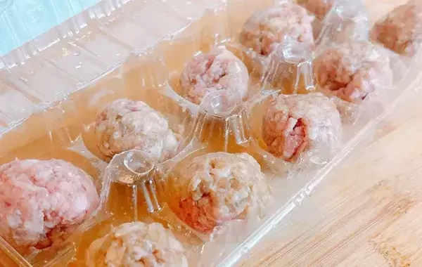 捨てないで！　卵パックを再利用したら…　料理の仕込みが一瞬で完成する！