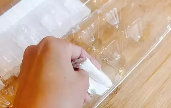 捨てないで！　卵パックを再利用したら…　料理の仕込みが一瞬で完成する！