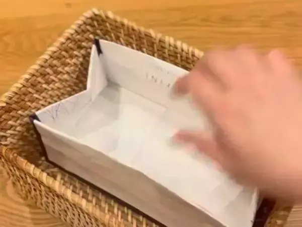 使っていない紙袋　持ち手をハサミで切って…「試してみる！」「そんな手が」