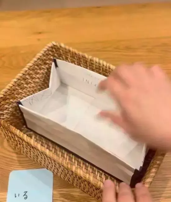 使っていない紙袋　持ち手をハサミで切って…「試してみる！」「そんな手が」