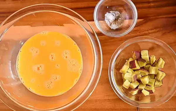 卵2個と混ぜたのは…？　できた玉子焼きが「砂糖も出汁もいらないかも！」【秋レシピ】