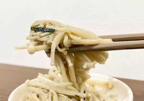 エノキ2袋を使って？　味つけは『お茶づけ海苔』だけの“ズボラ飯”レシピ