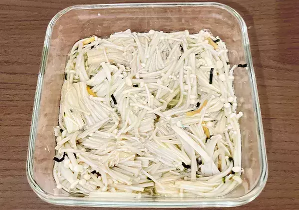 エノキ2袋を使って？　味つけは『お茶づけ海苔』だけの“ズボラ飯”レシピ
