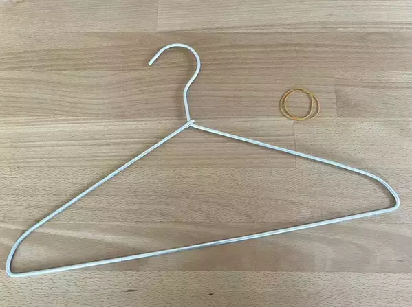 ハンガーの『3か所』に輪ゴムを巻いてみて！　裏ワザに「これは意外と思いつかなかった…」