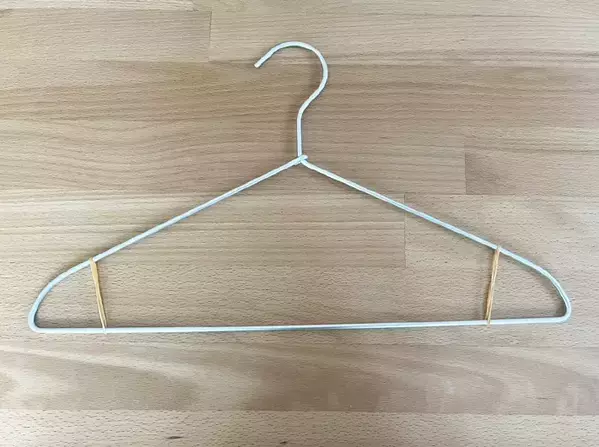 ハンガーの『3か所』に輪ゴムを巻いてみて！　裏ワザに「これは意外と思いつかなかった…」