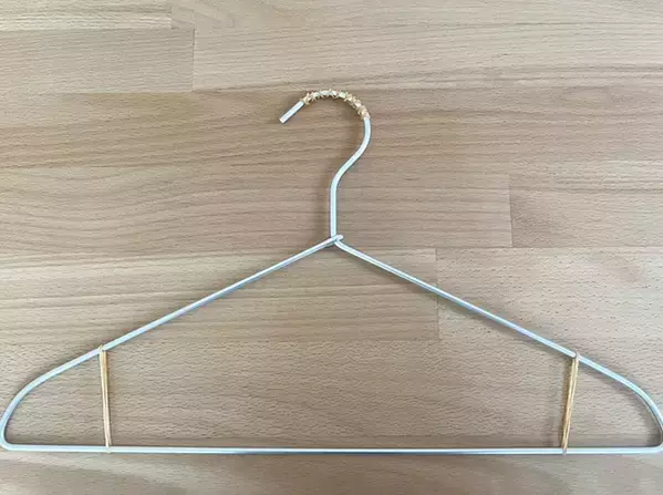 ハンガーの『3か所』に輪ゴムを巻いてみて！　裏ワザに「これは意外と思いつかなかった…」