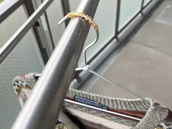 ハンガーの『3か所』に輪ゴムを巻いてみて！　裏ワザに「これは意外と思いつかなかった…」