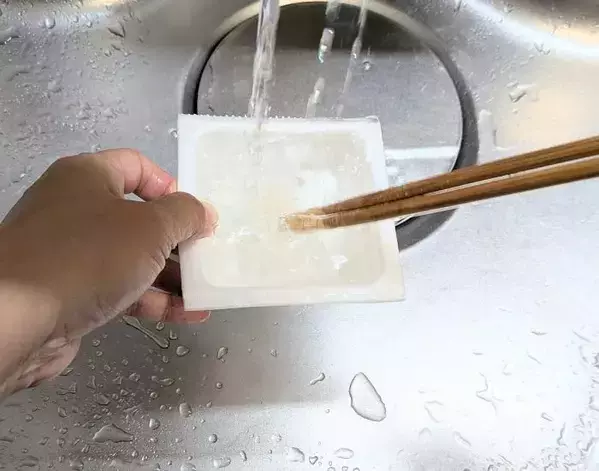 意外と万能で驚いた！　納豆フィルムの活用法に「毎回やりたい」「便利すぎ」