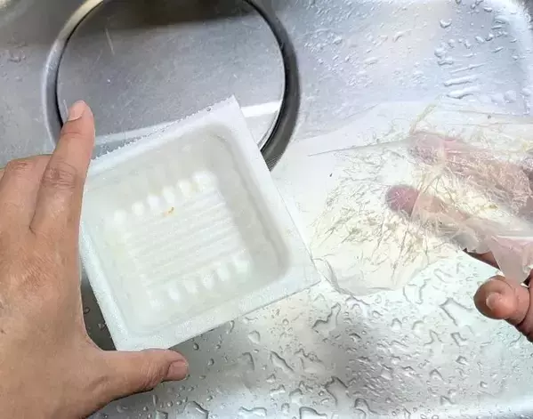 意外と万能で驚いた！　納豆フィルムの活用法に「毎回やりたい」「便利すぎ」