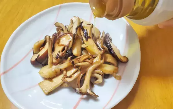 食べた夫が「弁当にも入れて！」と大絶賛　キノコと一緒に炒めたのは…【最強おかず】