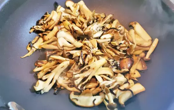 食べた夫が「弁当にも入れて！」と大絶賛　キノコと一緒に炒めたのは…【最強おかず】