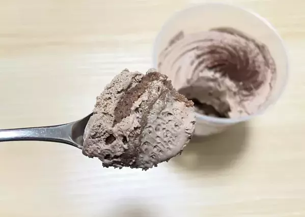 『植物生まれのチョコケーキ』とは　買って大正解だったコンビニスイーツに「いいことした気分」「たまらない！」