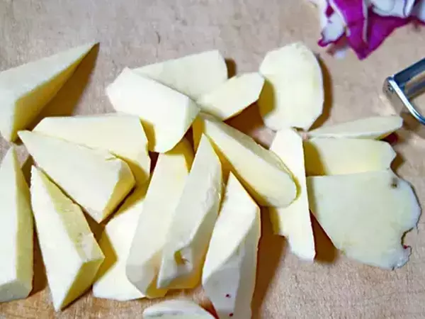 サツマイモと一緒に煮たのは…？　できた一品が「おかずにピッタリ！」