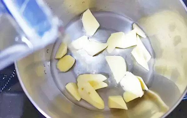 サツマイモと一緒に煮たのは…？　できた一品が「おかずにピッタリ！」