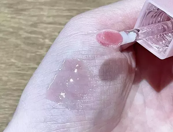 イルミネーション級の輝き！　ファミマで買える『ホリデーコスメ』を使ってみると…