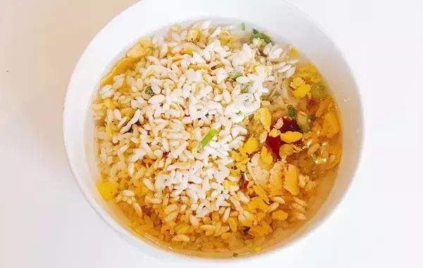 冷凍チャーハン、水を入れて温めて…？　できたものに「満足感ばっちり」「夜食にぴったり」
