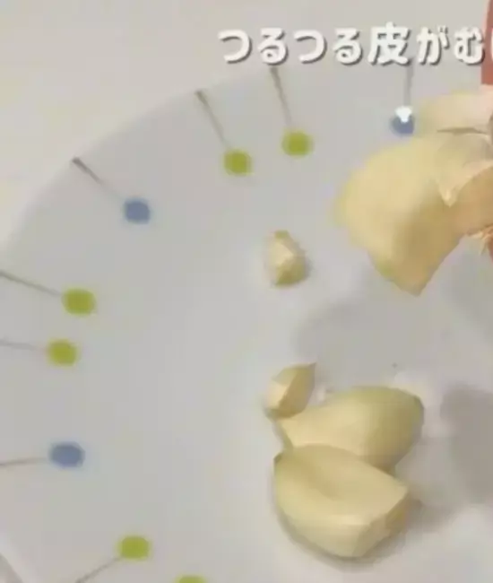 『レンジで30秒』　ニンニクをまるごとレンチンすると…？　「すごい」「これは試したい」