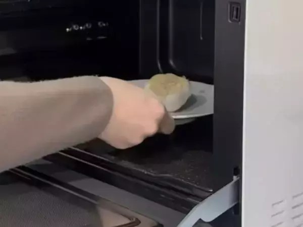 『レンジで30秒』　ニンニクをまるごとレンチンすると…？　「すごい」「これは試したい」