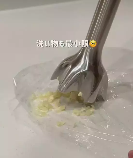 『レンジで30秒』　ニンニクをまるごとレンチンすると…？　「すごい」「これは試したい」