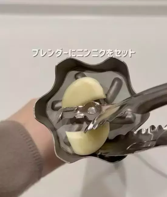 『レンジで30秒』　ニンニクをまるごとレンチンすると…？　「すごい」「これは試したい」