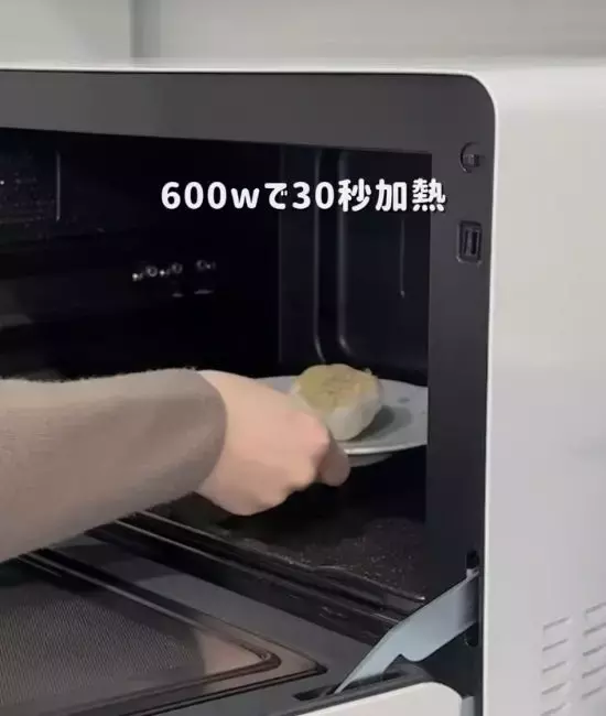 『レンジで30秒』　ニンニクをまるごとレンチンすると…？　「すごい」「これは試したい」